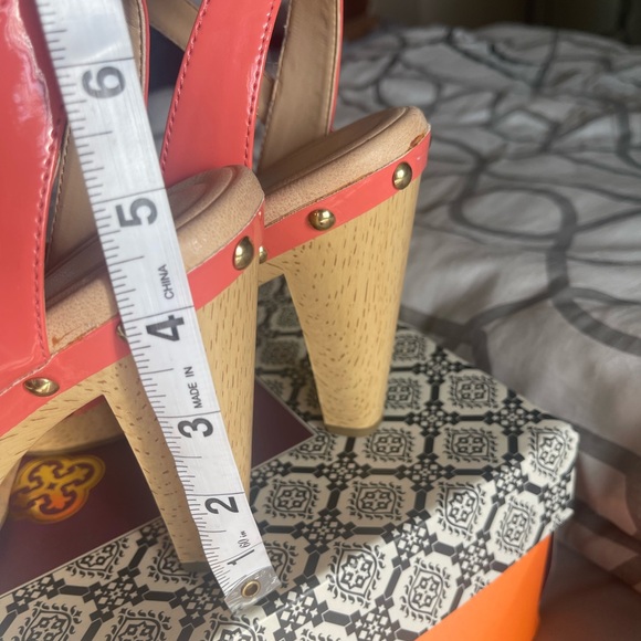 Isola platform sandal 4.5 inch heel size 9 peach and tan color - Picture 3 of 4